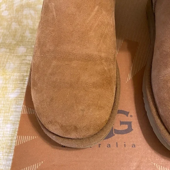 Classic short mini UGGs in Chestnut - Picture 4 of 9